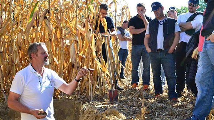 Pour Bruno Estanguet (à g.), qui porte le projet Val’sol au sein de Val de Gascogne, le premier outil de l’agriculteur est la bêche, qui lui permet de surveiller la santé de son sol. © VAL DE GASCOGNE